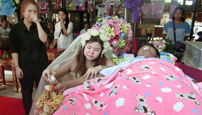 Тайланд бүсгүй үхдэлтэй гэрлэжээ